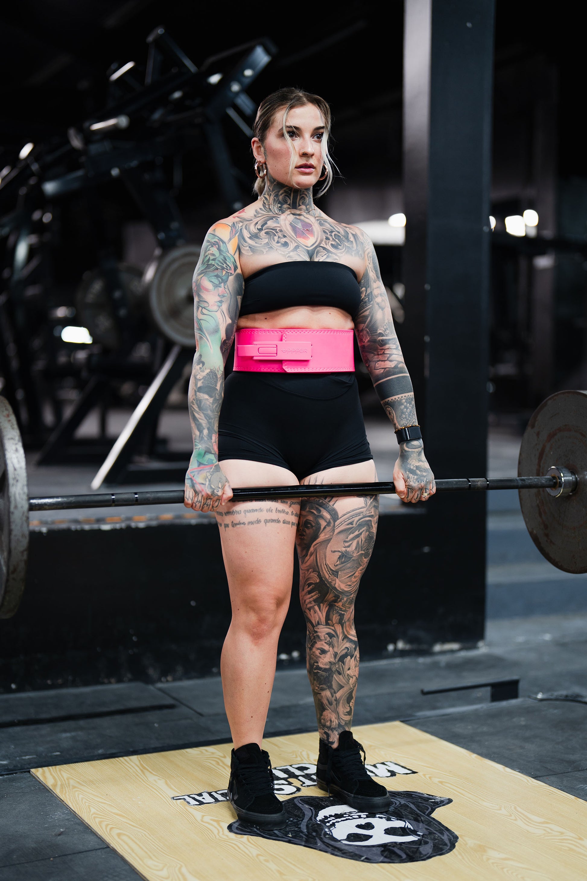 athlete wearing neon pink uppper lever belt during exercise 