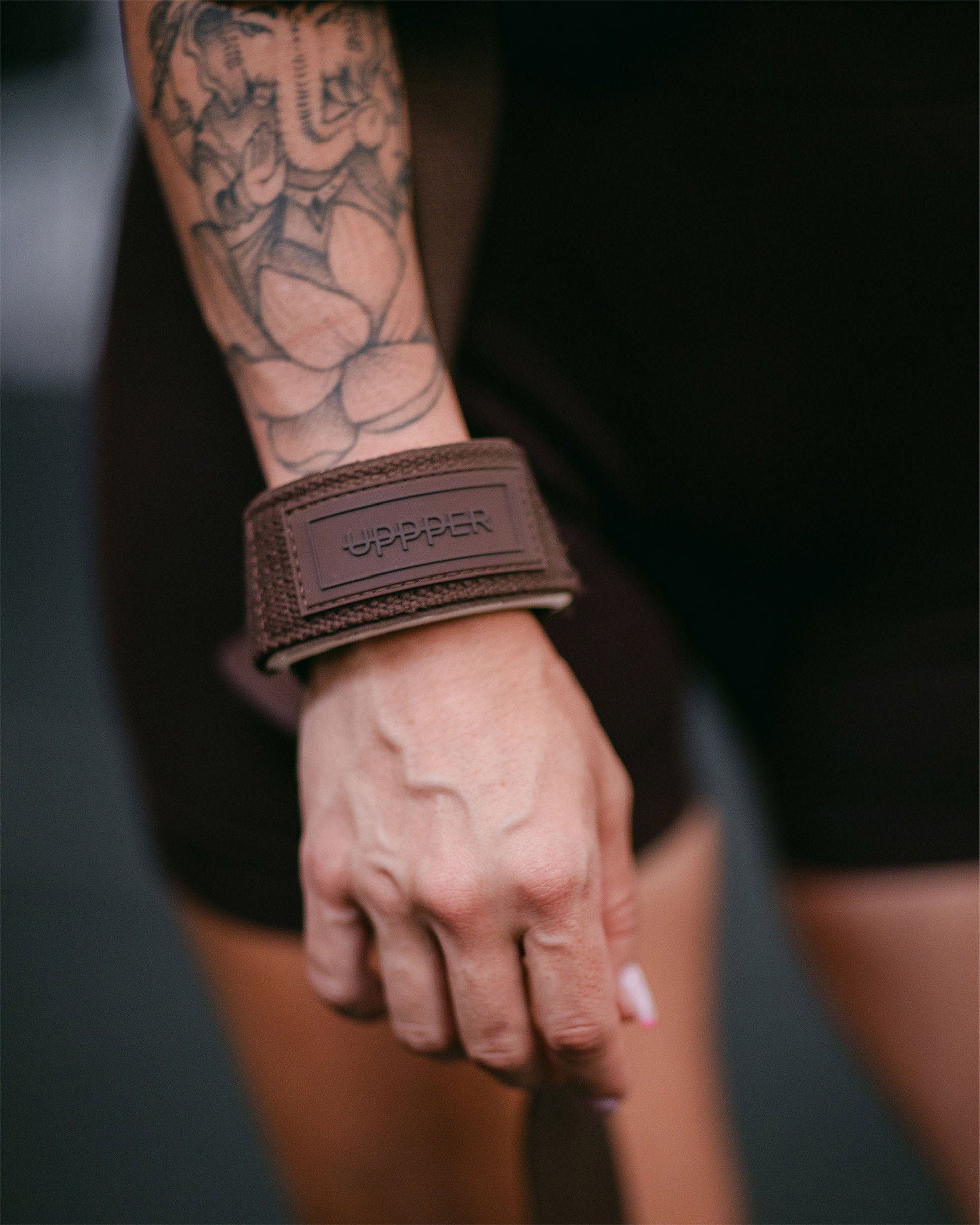 umber uppper lifting straps looped showing strap length and texture