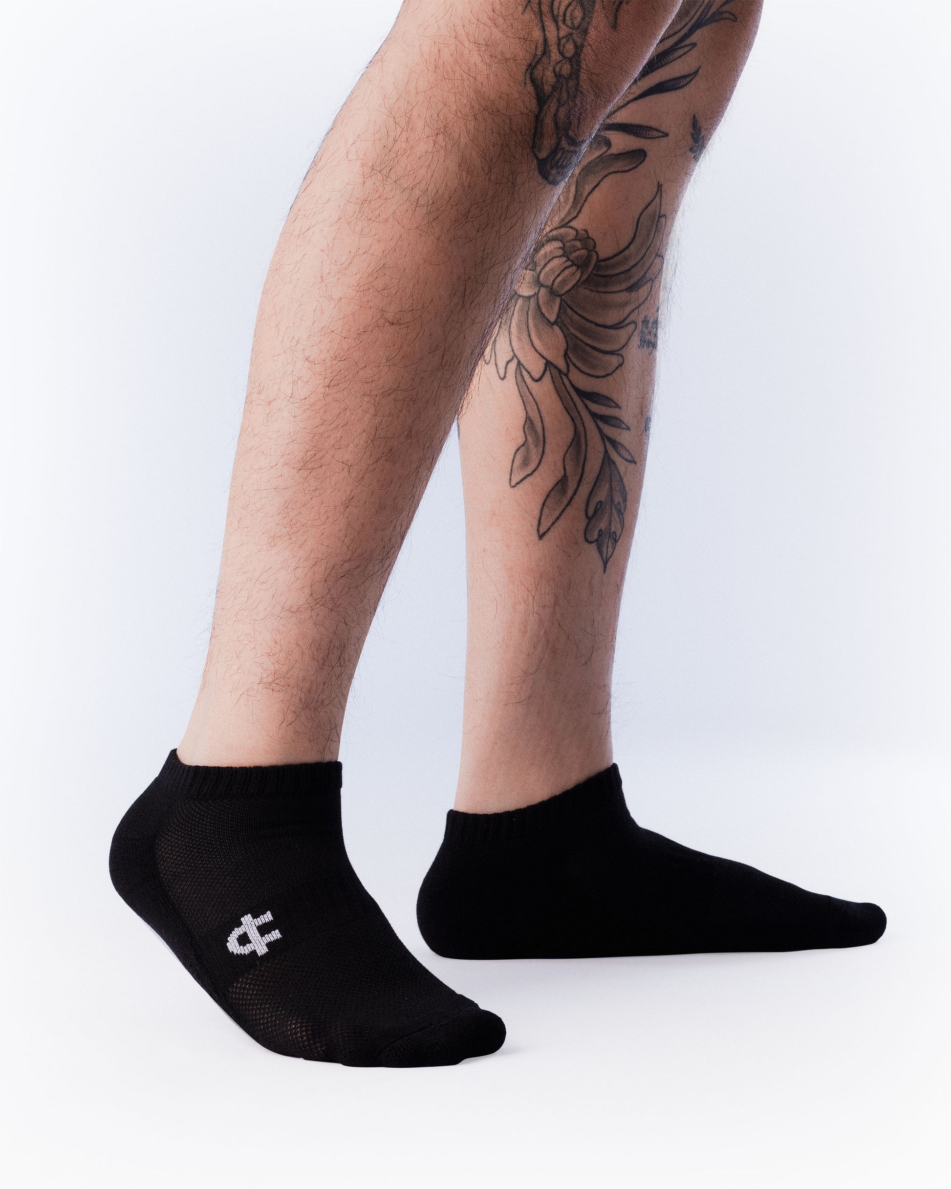 model wearing black uppper low-cut socks with u logo